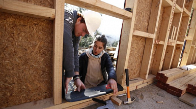 Estudiantes en construcción de viviendas. Junto a las actividades pastorales, los estudiantes realizan más de 15 diferentes iniciativas que incluiyen proyectos en las áreas de educación, atención en salud y construcción de viviendas, entre otras. Una de las localidades en que trabajaron fue Machalí.