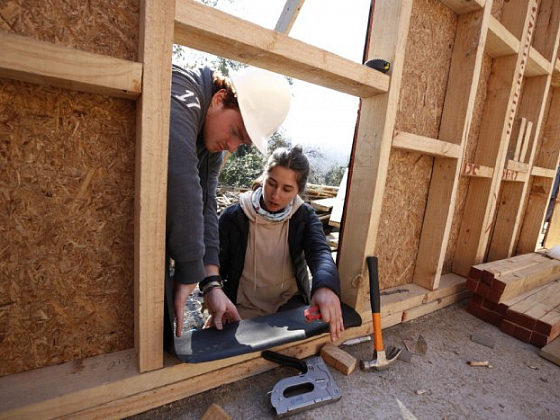 Estudiantes en construcción de viviendas. Junto a las actividades pastorales, los estudiantes realizan más de 15 diferentes iniciativas que incluiyen proyectos en las áreas de educación, atención en salud y construcción de viviendas, entre otras. Una de las localidades en que trabajaron fue Machalí.