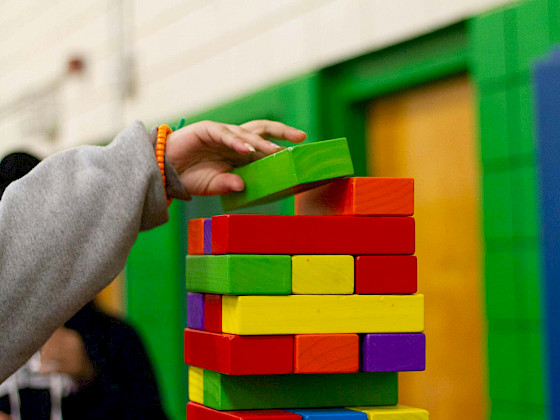 Niño jugando con bloques de colores