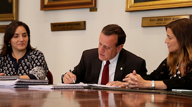 El rector Ignacio Sánchez, junto a la Vicerrectora Económica Loreto Massanés, y la presidenta del Sindicato 4.