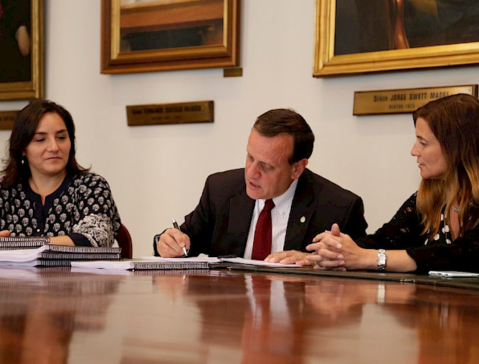El rector Ignacio Sánchez, junto a la Vicerrectora Económica Loreto Massanés, y la presidenta del Sindicato 4. 