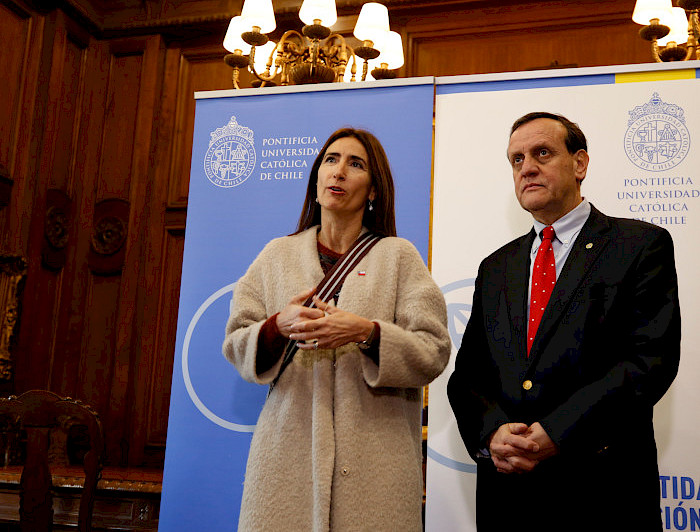 El rector Ignacio Sánchez junto a la Ministra de Medio Ambiente Carolina Schmidt.