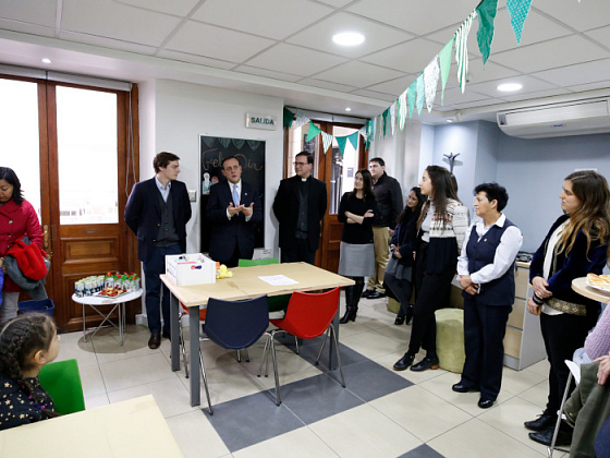 El rector Ignacio Sánchez e integrantes de Pastoral celebrando el día del Abuelo.
