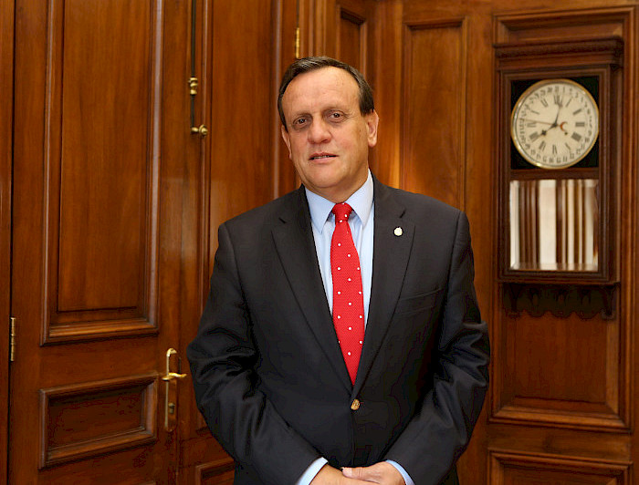 El rector Ignacio Sánchez en su oficina