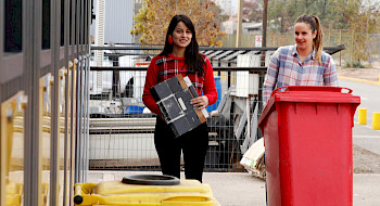 Dos mujeres en el punto de reciclaje del campus San Joaquín.
