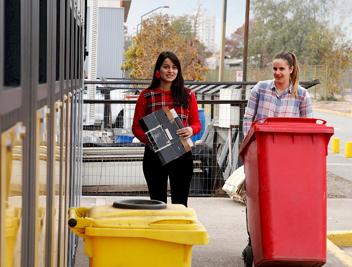 Dos mujeres en el punto de reciclaje del campus San Joaquín.