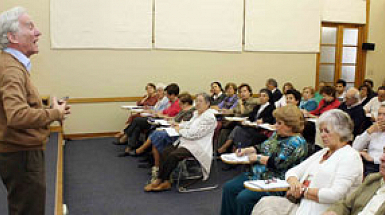 Seminario de adultos mayores en un seminario.