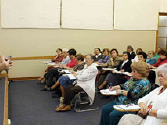 Seminario de adultos mayores en un seminario.