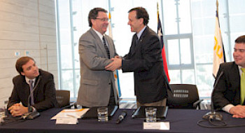 El rector Ignacio Sánchez junto al rector de Duoc en ese entonces, Jaime Alcalde.