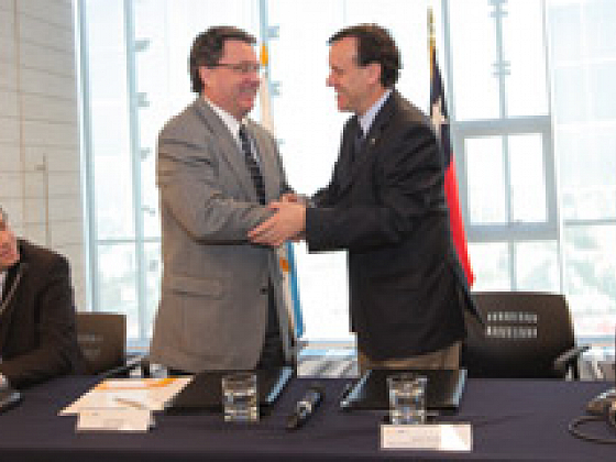 El rector Ignacio Sánchez junto al rector de Duoc en ese entonces, Jaime Alcalde.