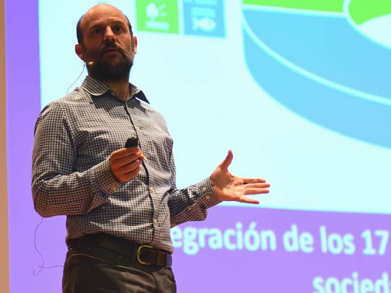 El director del Centro de Cambio Global UC, Sebastián Vicuña, en su charla.