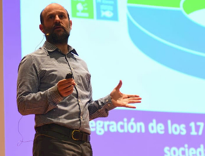 El director del Centro de Cambio Global UC, Sebastián Vicuña, en su charla.