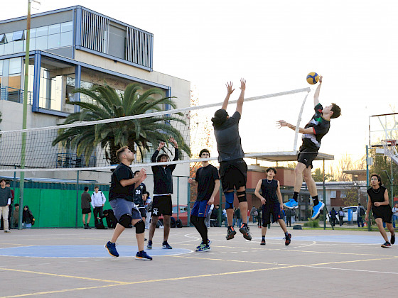 Estudiantes jugando voleibol