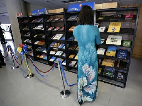 Representantes del Sudeste Asiático se saludan de acuerdo al gesto "asean way" en Bibliotecas UC.