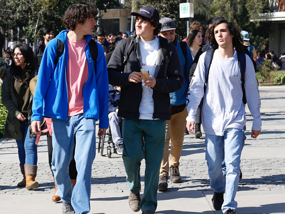 Estudiantes caminando por el campus San Joaquín.