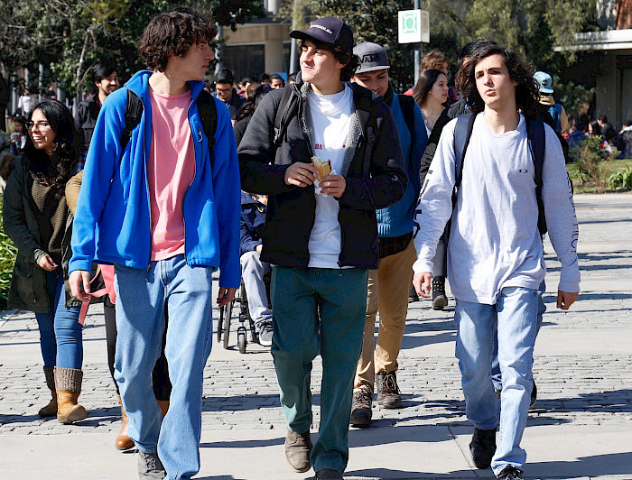 Estudiantes caminando por el campus San Joaquín.