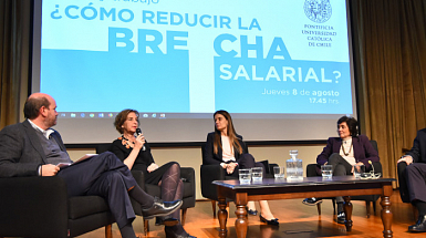 El panel del encuentro "Mujer y trabajo: ¿cómo reducir la brecha salarial?", organizado por la Dirección de Alumni y Dirección de Equidad de Género.