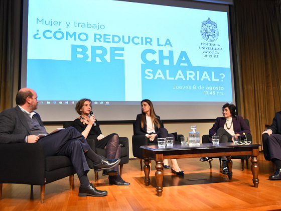 El panel del encuentro "Mujer y trabajo: ¿cómo reducir la brecha salarial?", organizado por la Dirección de Alumni y Dirección de Equidad de Género.