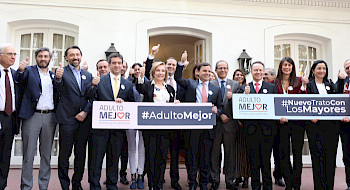 Parte de los representantes de todos los sectores que apoyarán el plan "Adulto mejor" de la Primera Dama Cecilia Morel.