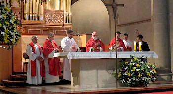 Misa celebrada por Monseñor Celestino Aós en el templo del Campus Oriente.