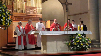 Misa celebrada por Monseñor Celestino Aós en el templo del Campus Oriente.