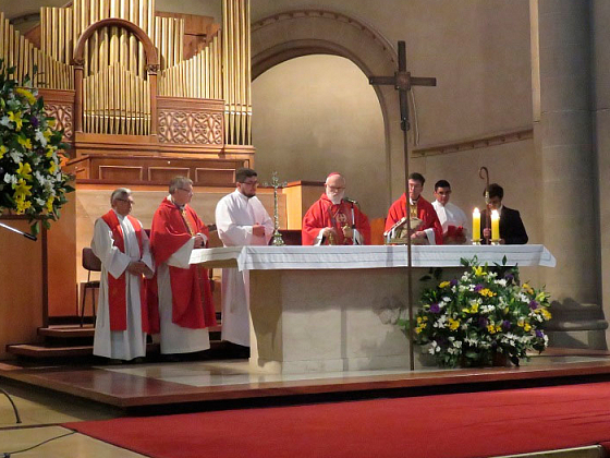 Misa celebrada por Monseñor Celestino Aós en el templo del Campus Oriente.