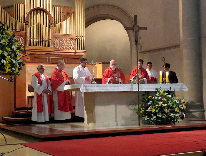 Misa celebrada por Monseñor Celestino Aós en el templo del Campus Oriente.