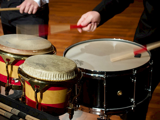 Persona tocando la batería