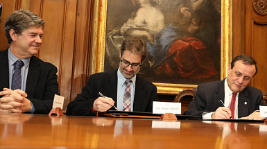 James Hamilton, José Andrés Murillo y el rector Ignacio Sánchez en la firma del convenio de CUIDA.