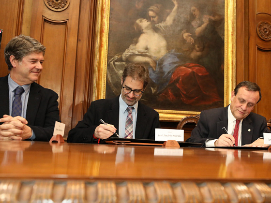 James Hamilton, José Andrés Murillo y el rector Ignacio Sánchez en la firma del convenio de CUIDA.