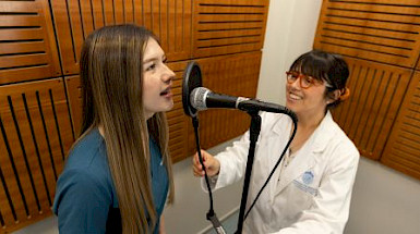 Fonoaudióloga con su paciente