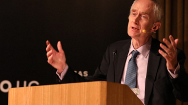Sir Michael Barber es experto en efectividad del gobierno, asesor de distintos países en gestión e implementación de políticas públicas y fundador de la Delivery Unit del ex primer ministro Tony Blair.