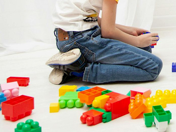 Niño jugando con legos