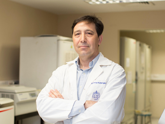 El académico de la Facultad de Ciencias Biológicas, Alexis Kalergis, en un laboratorio.
