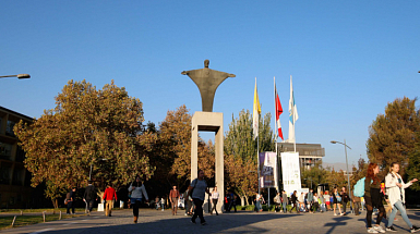 Entrada del campus San Joaquín, con muchas personas entrando y saliendo del lugar.