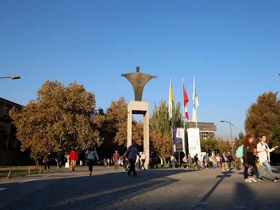 Entrada del campus San Joaquín, con muchas personas entrando y saliendo del lugar.