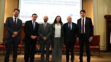 En el seminario "Cambio climático en Chile: Lecciones aprendidas y desafíos urgentes en adaptación y mitigación" expusieron el ex Presidente Ricardo Lagos, el ministro de Ciencia, Tecnología, Conocimiento e Innovación, Andrés Couve, y la ministra de Medio Ambiente, Carolina Schmidt, entre otros.