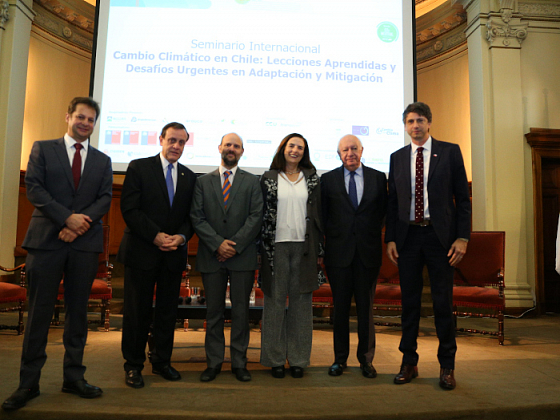 En el seminario "Cambio climático en Chile: Lecciones aprendidas y desafíos urgentes en adaptación y mitigación" expusieron el ex Presidente Ricardo Lagos, el ministro de Ciencia, Tecnología, Conocimiento e Innovación, Andrés Couve, y la ministra de Medio Ambiente, Carolina Schmidt, entre otros.