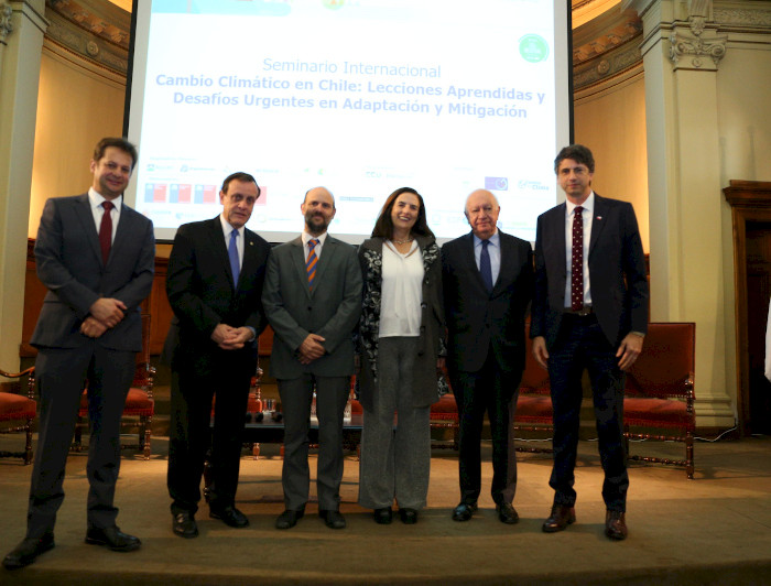 En el seminario "Cambio climático en Chile: Lecciones aprendidas y desafíos urgentes en adaptación y mitigación" expusieron el ex Presidente Ricardo Lagos, el ministro de Ciencia, Tecnología, Conocimiento e Innovación, Andrés Couve, y la ministra de Medio Ambiente, Carolina Schmidt, entre otros.