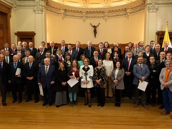 Luego de la ceremonia, académicos que cumplieron entre 25 y 45 años en la UC se fotografiaron junto a las autoridades de la universidad.