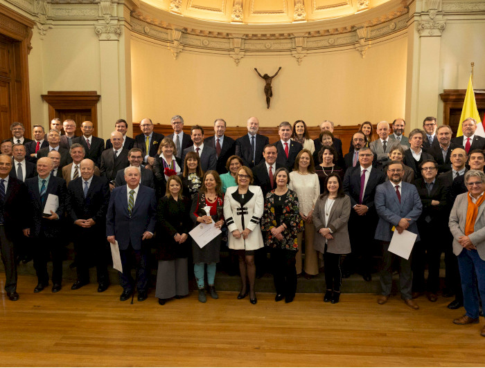 Luego de la ceremonia, académicos que cumplieron entre 25 y 45 años en la UC se fotografiaron junto a las autoridades de la universidad.