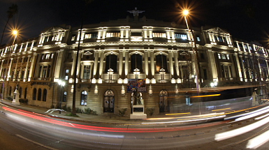 Con 159 modernas luces LED se remplazó la iluminación que existía en el frontis de la Casa Central. Estas luces, además de ser de bajo consumo, estarán encendidas solo cuatro horas al día, de 19 hasta las 23 horas. Esto va en línea con el desafío de convertirse en una universidad carbono neutral el año 2038.