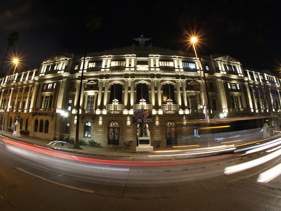 Con 159 modernas luces LED se remplazó la iluminación que existía en el frontis de la Casa Central. Estas luces, además de ser de bajo consumo, estarán encendidas solo cuatro horas al día, de 19 hasta las 23 horas. Esto va en línea con el desafío de convertirse en una universidad carbono neutral el año 2038.