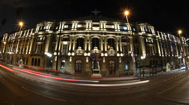 Fachada central del campus Casa Central, con su nueva iluminaria LED.