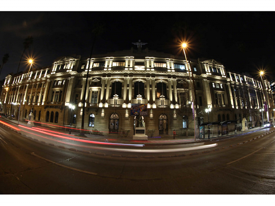 Fachada central del campus Casa Central, con su nueva iluminaria LED.