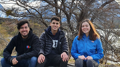 El director del Centro de Investigación Científica Escolar junto a dos estudiantes.