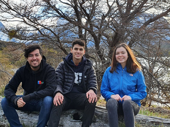 El director del Centro de Investigación Científica Escolar junto a dos estudiantes.