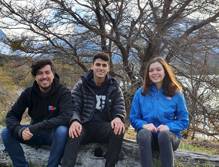 El director del Centro de Investigación Científica Escolar junto a dos estudiantes.