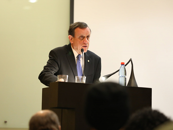 El rector Ignacio Sánchez durante su intervención en el seminario sobre el discurso del odio en redes sociales.  Fotografía: César Cortés