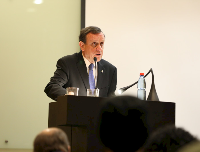 El rector Ignacio Sánchez durante su intervención en el seminario sobre el discurso del odio en redes sociales.  Fotografía: César Cortés